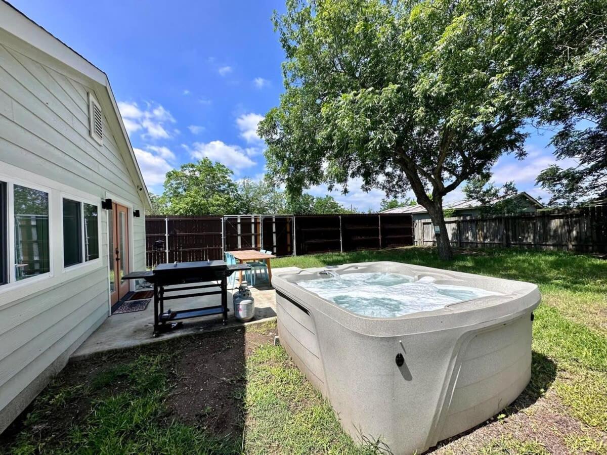 2 Kings Hot Tub Modern Cottage Hill Country Blanco المظهر الخارجي الصورة