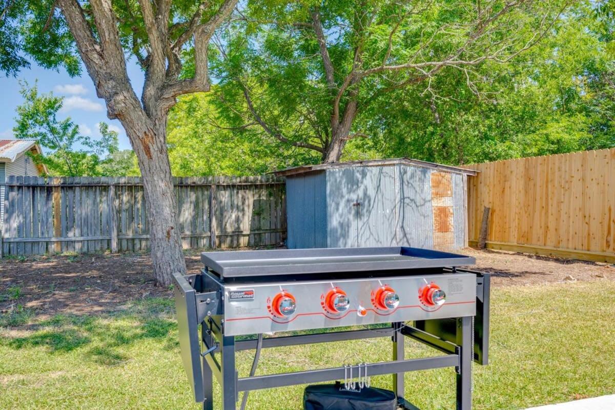 2 Kings Hot Tub Modern Cottage Hill Country Blanco المظهر الخارجي الصورة